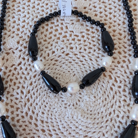 Handmade Freshwater Pearl And Black Onyx Necklace And Bracelet Set - Picture 3 of 4